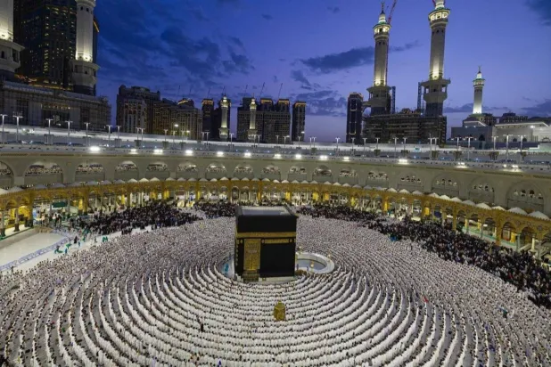 التركي والشمسان انضما للإمامة في المسجد الحرام بمكة المكرمة (واس)