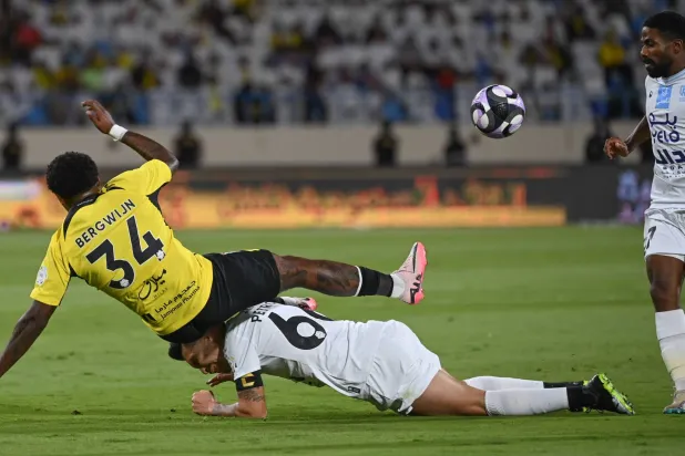 بيرغوين لاعب الاتحاد يتعرض للسقوط بعد احتكاكه مع بيتروس من الأخدود (تصوير: علي خمج)