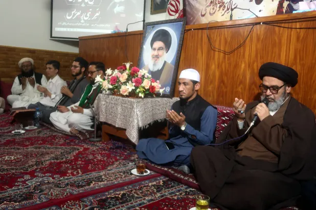 أشخاص بالمركز الثقافي الإيراني خلال تأبين لزعيم «حزب الله» حسن نصر الله في كويتا - باكستان 3 أكتوبر 2024 (إ.ب.أ)