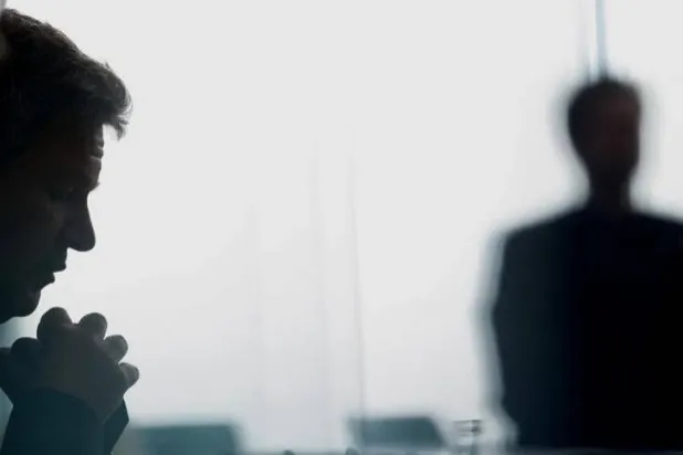 الثقة هي الأساس لأي علاقة ذات مغزى وتعمل كأساس حيوي يعزز الألفة والارتباط العاطفي (رويترز)