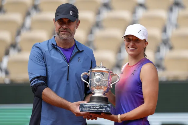 شفيونتيك مع مدربها فيكتوروفسكي في تتويج سابق (أ.ب)