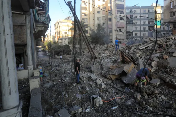 سكان يفحصون الدمار في أعقاب غارة إسرائيلية على حي المريجة في الضاحية الجنوبية لبيروت في 4 أكتوبر 2024 (أ.ف.ب)