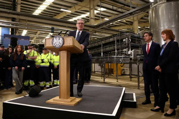 رئيس وزراء بريطانيا كير ستارمر يتحدث خلال زيارة لمصنع في تشيستر (رويترز)