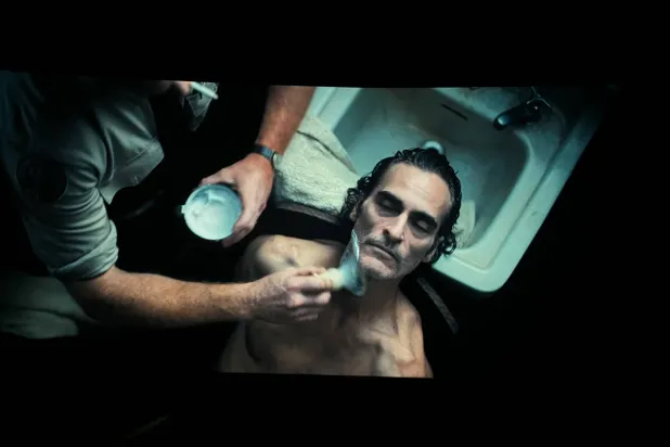 يبدأ الجزء الثاني من سجن آرثر فليك.. الصورة من صالة سينما سعودية حيث يُعرض الفيلم حالياً (الشرق الأوسط)