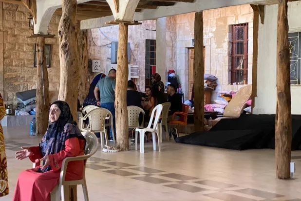 نازحة تؤدي الصلاة في دير مسيحي بشرق لبنان (الشرق الأوسط)