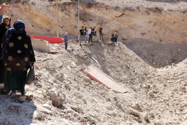 Lübnan ve Suriye arasındaki Masnaa sınır kapısını yerle bir eden İsrail hava saldırısının ardından (Reuters)