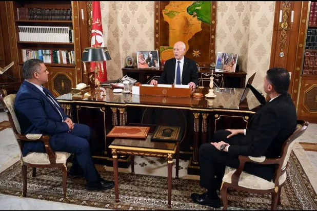 الرئيس التونسي قيس سعيّد في اجتماع قبل أيام حول ملف الهجرة غير النظامية مع وزير الداخلية خالد النوري وكاتب الدولة للأمن سفيان بالصادق (من موقع الرئاسة التونسية)