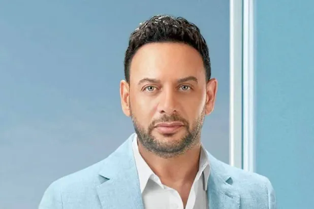 الفنان مصطفى قمر طرح أخيراً أغنية منفردة بعنوان «صناعة مصرية» (حسابه على «فيسبوك»)