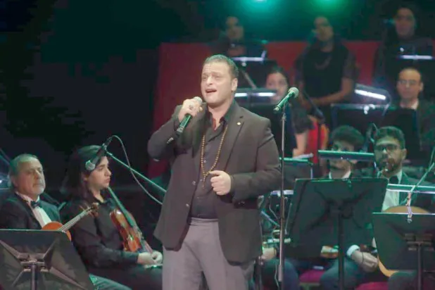 وائل الفشني خلال مشاركته في احتفالية «100 سنة غنا» (دار الأوبرا المصرية)