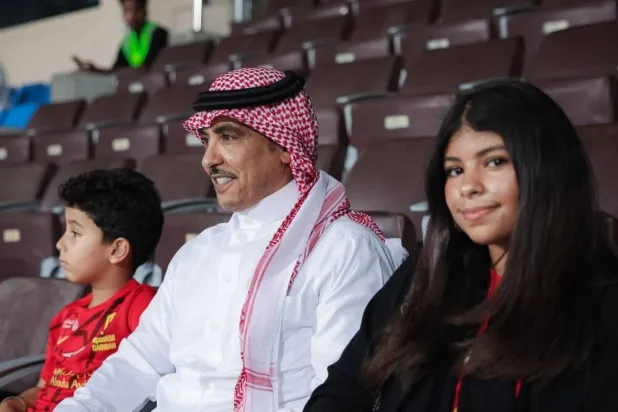 سلمان الدوسري مع ابنه وابنته في مدرجات ملعب الملز (المركز الإعلامي لنادي القادسية)