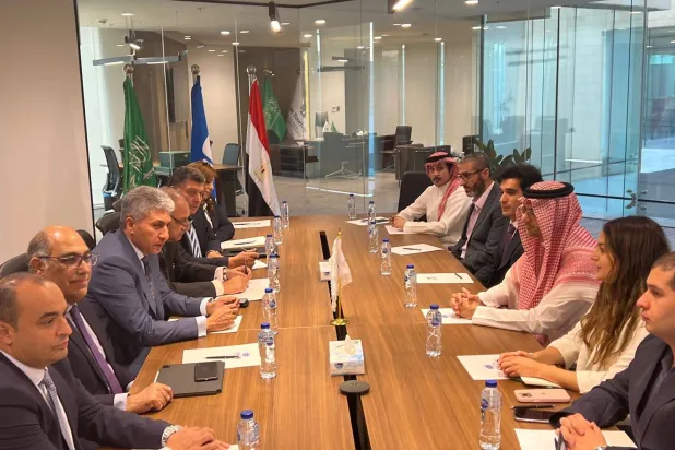 جانب من زيارة وزير السياحة والآثار المصري والوفد المرافق له لمقر مكتب الأمم المتحدة للسياحة في السعودية (الشرق الأوسط)