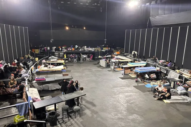 من داخل «سكاي بار» في وسط بيروت الذي يستقبل النازحين اللبنانيين (الشرق الأوسط)