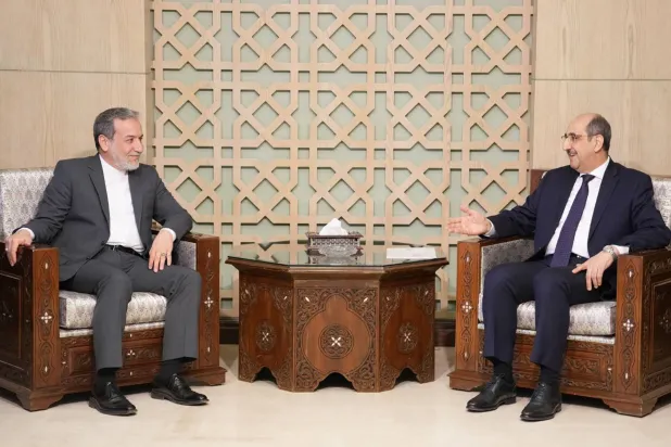 وزير الخارجية الإيراني عباس عراقجي (يسار) مع نظيره السوري بسام الصباغ (يمين) خلال اجتماع في دمشق (إ.ب.أ)