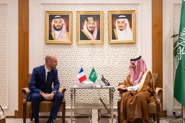 وزير الخارجية السعودي الأمير فيصل بن فرحان يستقبل نظيره الفرنسي جان نويل بارو في الرياض (واس)
