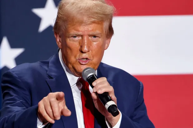 المرشح الرئاسي الجمهوري والرئيس السابق دونالد ترمب يتحدث في تجمع لحملته الانتخابية في نورث كارولاينا (رويترز)