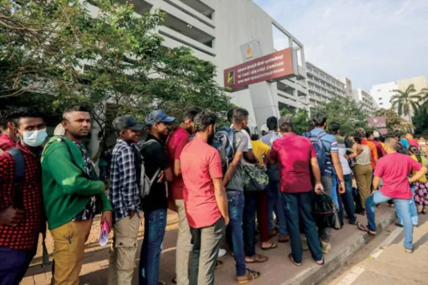 طابور طويل أمام وزارة الهجرة السريلانكية للحصول على جوازات للسفر خارج البلاد التي كانت تعاني من إفلاس في فبراير 2023 (إ.ب.أ)