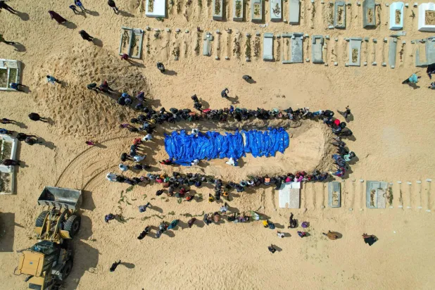 جنازة جماعية في 7 مارس 2024 لـ47 فلسطينياً قتلتهم إسرائيل في رفح (أ.ف.ب)