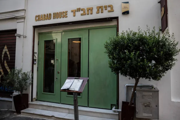 مدخل مبنى تابع لمنظمة يهودية في أثينا (رويترز)