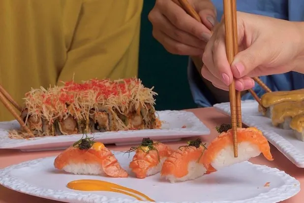 «السوشي»... شارة اجتماعية أم أكلة محبوبة؟