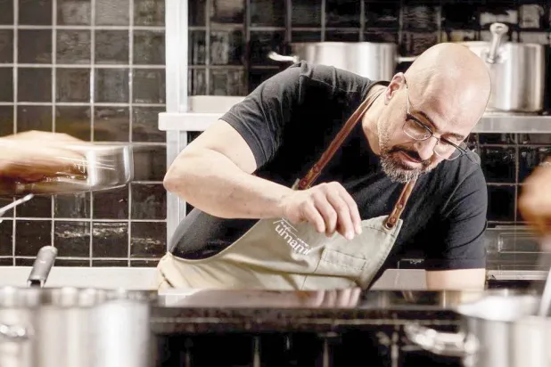 الشيف طارق إبراهيم في مطبخه (إنستغرام)