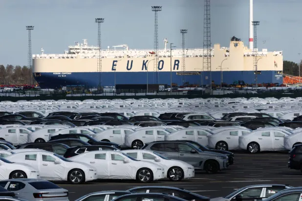 سيارات جديدة متوقفة في ميناء زيبروغ بلجيكا - 4 أكتوبر 2024 (رويترز)