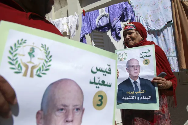 متابعون يتوقعون فوزاً سهلاً للرئيس المنتهية ولايته قيس سعيد في هذه الانتخابات (أ.ب)