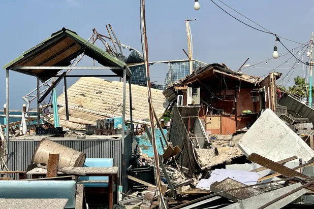 آثار الدمار الذي سبّبته غارة إسرائيلية جنوب صيدا في لبنان (إ.ب.أ)