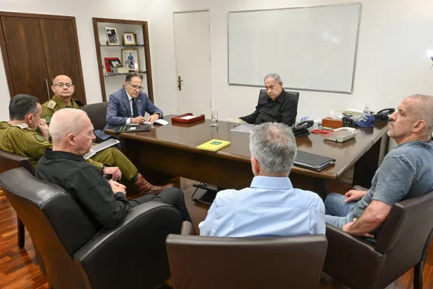 رئيس الوزراء بنيامين نتنياهو في مشاورات مع رؤساء جهاز الأمن في تل أبيب الأسبوع الماضي (الحكومة الإسرائيلية)
