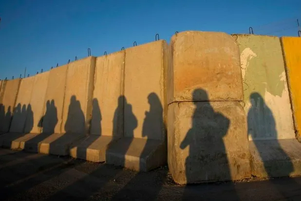 حاجز قلنديا خارج مدينة رام الله بالضفة الغربية (رويترز)