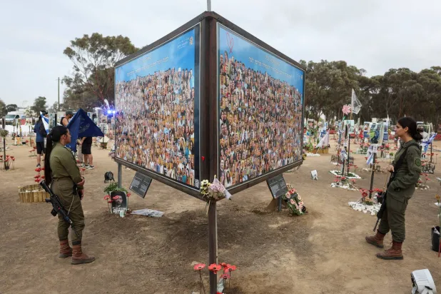 إسرائيليون يزورون الأحد موقعاً لهجوم «طوفان الأقصى» الذي شنته «حماس» قبل عام (رويترز)