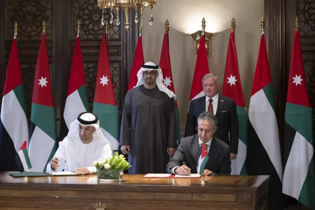 الشيخ محمد بن زايد والملك عبد الله الثاني بن الحسين خلال حضور توقيع اتفاقية الشراكة الاقتصادية الشاملة بين البلدين (وام)