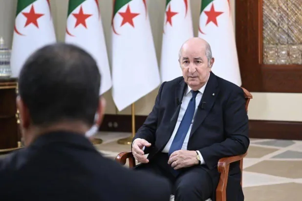 الرئيس تبون خلال المقابلة الصحافية التي بثها التلفزيون العمومي (الرئاسة)