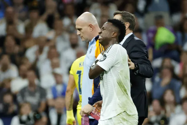 فينيسيوس يغادر الملعب متأثراً بإصابته خلال مواجهة فريقه ريال مدريد أمام فياريال في الدوري الإسباني (إ.ب.أ)