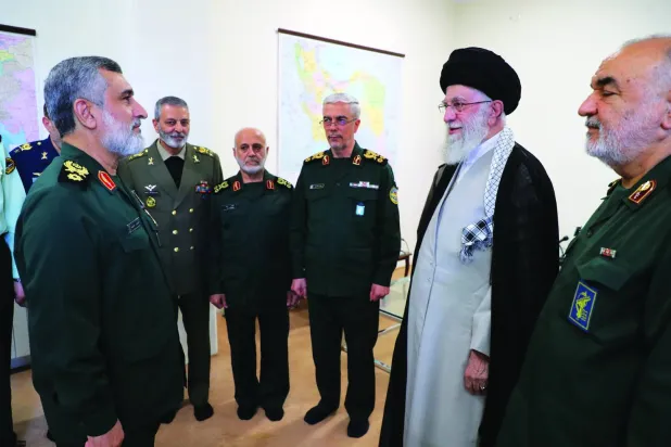 
خامنئي يمنح قائد الوحدة الصاروخية في «الحرس» أمير علي حاجي زاده وسام «فتح الذهبي» على خلفية الهجوم الصاروخي (موقع المرشد)