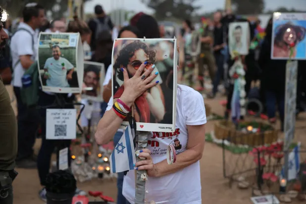 عائلات ضحايا هجوم 7 أكتوبر 2023 يُحيون ذكرى أحبائهم الذين قضوا في مهرجان «نوفا» الموسيقي بكيبوتس رعيم بغلاف غزة (إ.ب.أ)