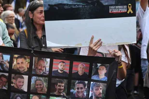 أفراد عائلات الرهائن الإسرائيليين وأنصارهم يحضرون احتجاجاً في الذكرى السنوية الأولى للهجوم الذي قادته «حماس» في 7 أكتوبر 2023 بجوار مقر إقامة رئيس الوزراء الإسرائيلي في تل أبيب (إ.ب.أ)