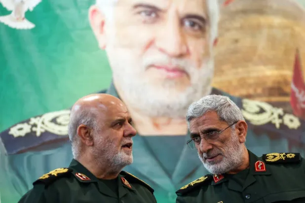 قاآني يستمع إلى مسجدي على هامش مراسم أربعين محمد هادي حاجي رحيمي الذي قضى بضربة جوية إسرائيلية على القنصلية الإيرانية في دمشق (إرنا)