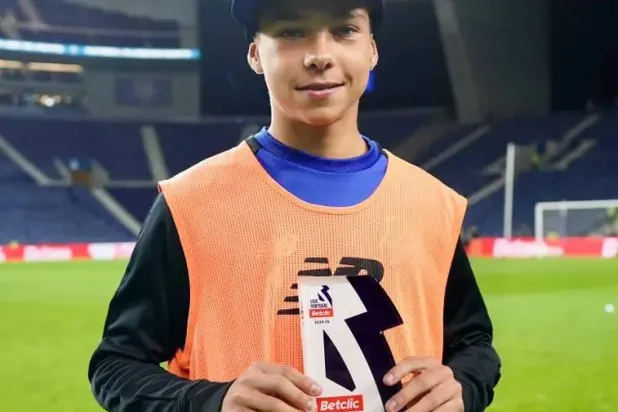 صبي الكرات لحظة تسلمه جائزة أفضل لاعب من غونزاليس (وسائل إعلام برتغالية)