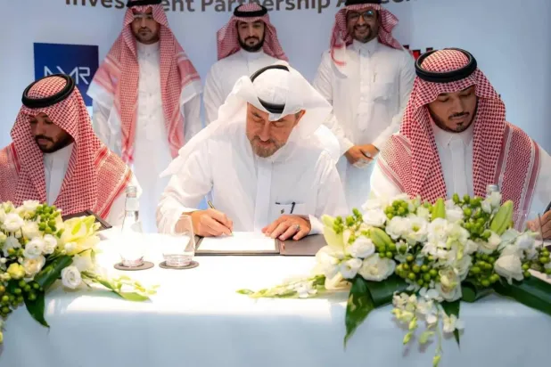 خلال توقيع الشراكة بين «عسير للاستثمار» وشركتي «نمر» و«سياحية» (واس)