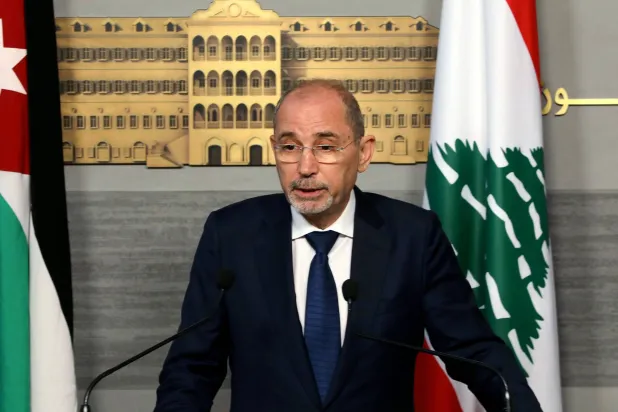 نائب رئيس الوزراء وزير الخارجية الأردني أيمن الصفدي خلال مؤتمر صحافي في بيروت (مكتب رئيس الوزراء اللبناني- أ.ف.ب)