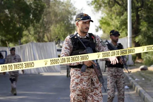 مسؤولون أمنيون يقفون حراساً في موقع انفجار تسبب في إصابة وتدمير مركبات خارج مطار كراتشي بباكستان الاثنين 7 أكتوبر 2024 (أ.ب)