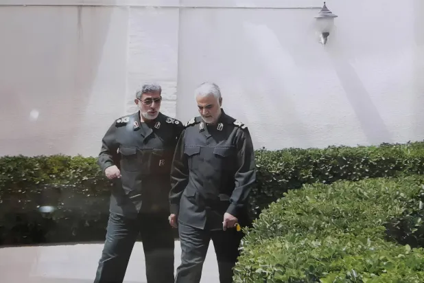 سليماني وقاآني في صورة نادرة منشورة على ملصق في معرض تابع لمكتب المرشد الإيراني