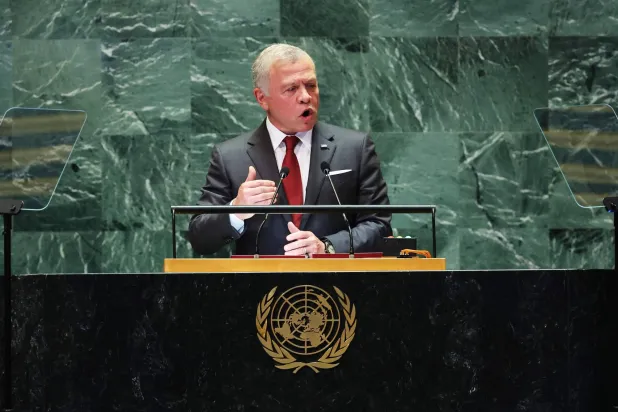 العاهل الأردني الملك عبد الله الثاني متحدثاً أمام الجمعية العمومية للأمم المتحدة في نيويورك الشهر الماضي (أ.ف.ب)