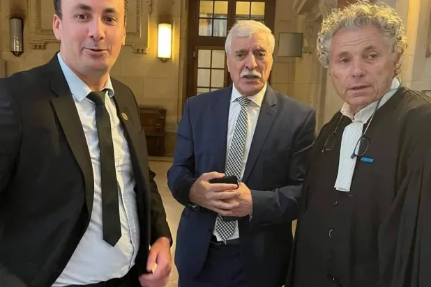 المطلوب قضائياً من طرف الجزائر (يسار) مع رئيس التنظيم الانفصالي ومحاميه بمحكمة باريس (متداولة)
