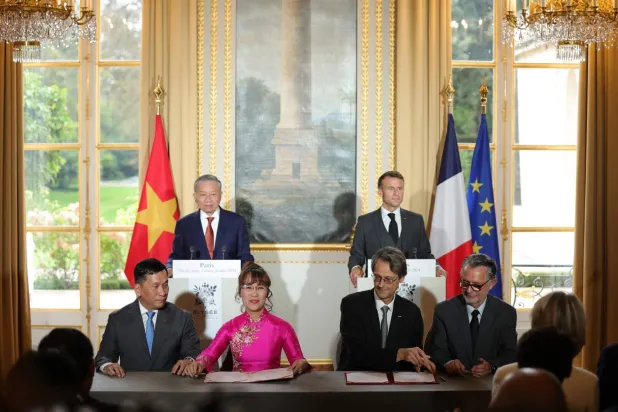 Fransa Cumhurbaşkanı Emmanuel Macron ve Vietnam Devlet Başkanı To Lam dün Elysee Sarayı'nda düzenlenen imza törenine katıldılar (AFP)