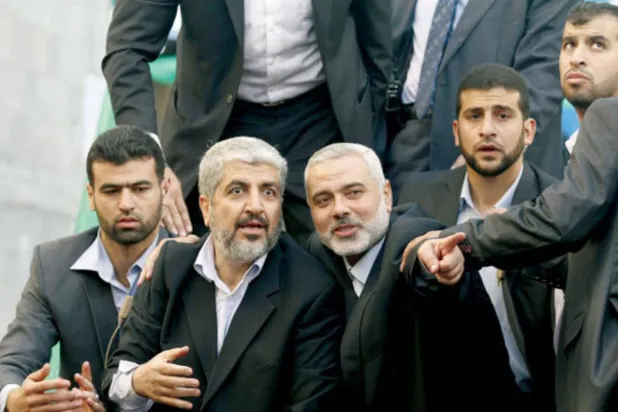 صورة تعود لعام 2012 تجمع بين قياديَّي «حماس» إسماعيل هنية وخالد مشعل في غزة (غيتي)