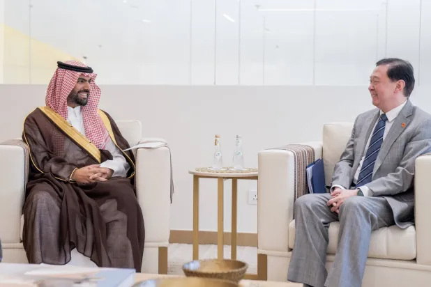 الأمير بدر بن عبد الله بن فرحان خلال مباحثاته مع تشانغ هوا في مقر وزارة الثقافة السعودية بالعاصمة الرياض الاثنين (واس)