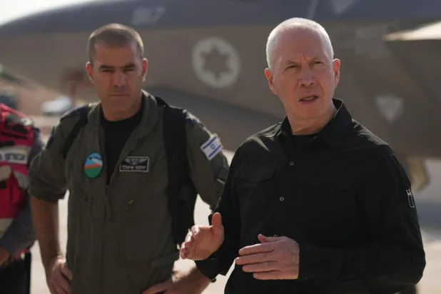 وزير الدفاع الإسرائيلي يوآف غالانت يزور قاعدة نيفاتيم الجوية الأحد (د.ب.أ)