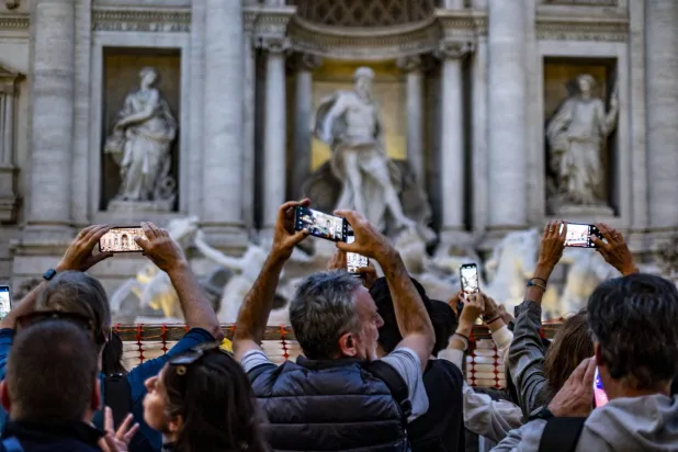 كاميرات توثّق المرور بالمَعْلم الأشهر (إ.ب.أ)