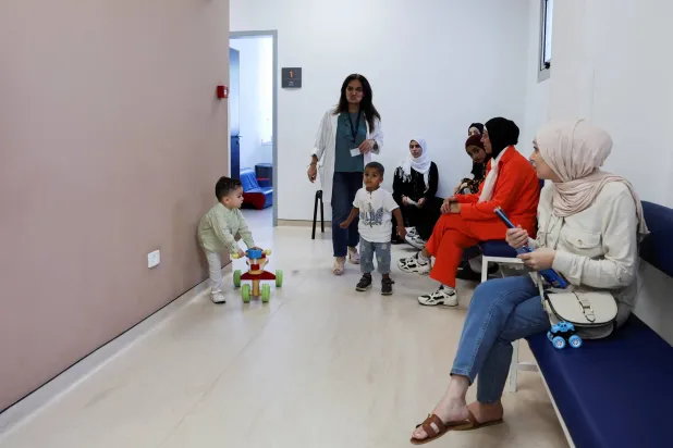 أشخاص في ممر «مستشفى بيروت الحكومي» وسط  الحرب المستمرة (رويترز)